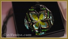 Les bijoux, pendentifs et bagues en verre de Murano de Miriam Padoan, Maître verrier à Venise.