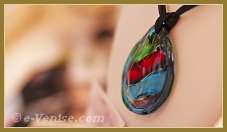 Les bijoux, pendentifs et bagues en verre de Murano de Miriam Padoan, Maître verrier à Venise.