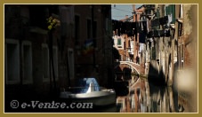 Le rio dei Scudi Santa Ternita, au fond, le pont de la Scoazzera, dans le sestier du Castello à Venise.