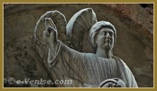 L'ange de la calle del Magno, une sculpture de marbre datant du XIIIe siècle, dans le sestier du Castello à Venise.