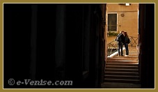 Amoureux sur le pont de la Scoazzera, dans le sestier du Castello à Venise.