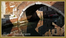 Reflets sour le pont del Suffragio o del Cristo, dans le sestier du Castello à Venise.