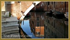 Reflets sour le pont del Suffragio o del Cristo, dans le sestier du Castello à Venise.