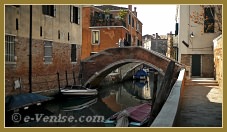 Reflets sour le pont del Suffragio o del Cristo, dans le sestier du Castello à Venise.