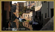 Reflets sur le rio de San Francesco Celestia, dans le sestier du Castello à Venise.