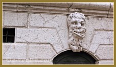 Le Mascaron de la porte d'entrée du Campanile de Santa Maria Formosa, dans le sestier du Castello à Venise.