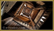 La cage d'escalier, toute en bois, pour monter en haut du Campanile de Santa Maria Formosa, dans le sestier du Castello à Venise.