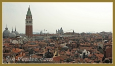 La vue depuis le Campanile de Santa Maria Formosa, dans le sestier du Castello à Venise, ici les toits de la Basilique Saint Marc et le Campanile de Saint Marc.