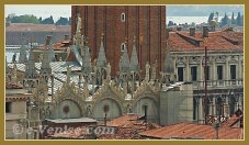 La vue depuis le Campanile de Santa Maria Formosa, dans le sestier du Castello à Venise, ici les toits de la Basilique Saint Marc et le Campanile de Saint Marc.