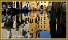 Reflets sur le rio Priuli o de Santa Sofia, dans le sestier du Cannaregio à Venise.