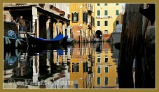 Reflets sur le rio Priuli o de Santa Sofia, dans le sestier du Cannaregio à Venise.