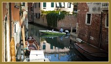Reflets sur le rio de Sant' Andrea, dans le sestier du Cannaregio à Venise.