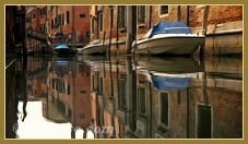 Reflets sur le rio di Sant'Andrea également appelé dei Gozzi ou encore, dei Sartori, dans le sestier du Cannaregio à Venise.