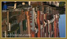 Reflets sur le rio di Sant'Andrea également appelé dei Gozzi ou encore, dei Sartori, dans le sestier du Cannaregio à Venise.