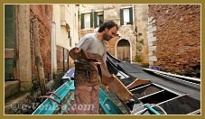 Le Remer Paolo Brandolisio en train de tester l'ajustement de la jambe la Forcola dans sa gondole d'accueil, dans le sestier du Castello à Venise.