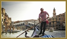 Le gondolier Vittorio Postin devant le pont du Rialto, sur le Grand Canal à Venise.