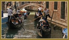 Embouteillage de gondoles sur le rio de Ca' Widmann, dans le sestier du Cannaregio à Venise.