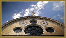 Détail de la façade de l'église Santa Maria dei Miracoli, dans le sestier du Cannaregio à Venise.