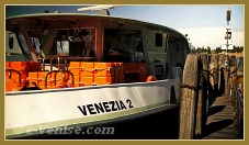 Vaporetto bien nommé, dans le sestier du Cannaregio à Venise.