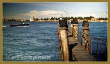 Quai de bois face à l'île de San Michele, dans le sestier du Cannaregio à Venise.