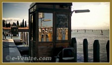 La baraque-miroir de la pompe à essence des Fondamente Nove, dans le sestier du Cannaregio à Venise.