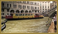 Le Vaporetto dell'Arte sur le Grand Canal à Venise.