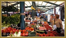 L'Erbaria, le marché aux fruits et légumes du Rialto à Venise.