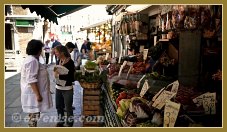 L'Erbaria, le marché aux fruits et légumes du Rialto à Venise.