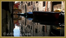 Le Rio de le Beccarie Pescaria, au fond le pont Raspi o Sansoni, dans le sestier de San Polo à Venise.