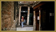L'entrée la plus Sorta, tordue, de Venise, calle del Fontego o del Curane, dans le sestier de San Polo à Venise.
