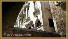 Vue du pont Raspo o Sansoni, dans le sestier de San Polo à Venise.