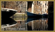 Reflets sur le rio de le Beccarie Pescaria, dans le sestier de San Polo à Venise.