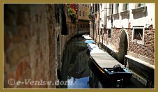 Reflets sur le rio de le Beccarie Pescaria, dans le sestier de San Polo à Venise.