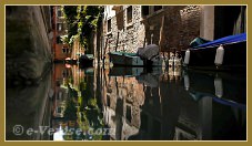 Reflets sur le rio de San Cassan, dans le sestier de San Polo à Venise.