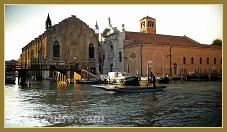 Vues depuis le Canal de la Misericordia, à gauche, la Scuola Vecchia de la Misericordia, et à droite l'église Santa Maria Valverde, dans le sestier du Cannaregio à Venise.
