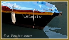 Fondamenta dei Mori, devant la maison du peintre Jacopo Robusti, dit le Tintoret, ce bateau tout en couleurs, baptisé Tintoreto, dans le sestier du Cannaregio à Venise.