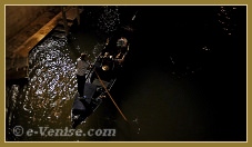 Gondolier sous le pont du Rialto, dans le sestier de San Polo à Venise.