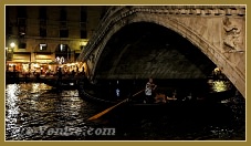 Gondoliers sous le pont du Rialto, dans le sestier de San Polo à Venise.