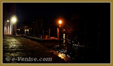 Les nuits du Rialto, campo de l'Erbaria, dans le sestier de San Polo à Venise.