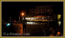 Les nuits du Rialto, campo de l'Erbaria, dans le sestier de San Polo à Venise.
