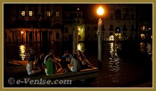 Les nuits du Rialto, campo de l'Erbaria, dans le sestier de San Polo à Venise.