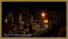 Les nuits du Rialto, campo de l'Erbaria, dans le sestier de San Polo à Venise.