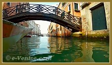 Le pont de l'Acquavita sur le rio dei Gesuiti, dans le Sestier du Cannaregio à Venise.