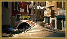 Le pont de la Chiesa sur le rio San Cassan, frontière entre les sestieri de San Polo et de Santa Croce à Venise.