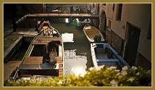 Le bateau du marchand de fleurs voisin, sur le rio de San Cassan, dans le Sestier de Santa Croce à Venise.