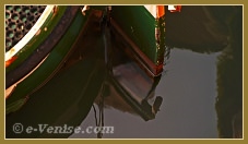 Reflets sur le rio de San Cassan, dans le Sestier de Santa Croce à Venise.