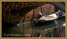 Reflets sous le pont del Cristo, sur le rio della Pergola, dans le Sestier de Santa Croce à Venise.