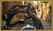 Petit pont privé sur le rio di San Stae, dans le Sestier de Santa Croce à Venise.