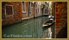Reflets sur le rio delle Due Torri, dans le Sestier de Santa Croce à Venise.