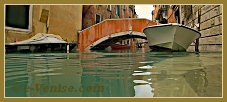 Acqua Alta Venise 1er Novembre 2012 : Le rio de Ca' Widmann, tellement haut que ce bateau a été déposé sur la rive ! Dans le Sestier du Cannaregio à Venise.